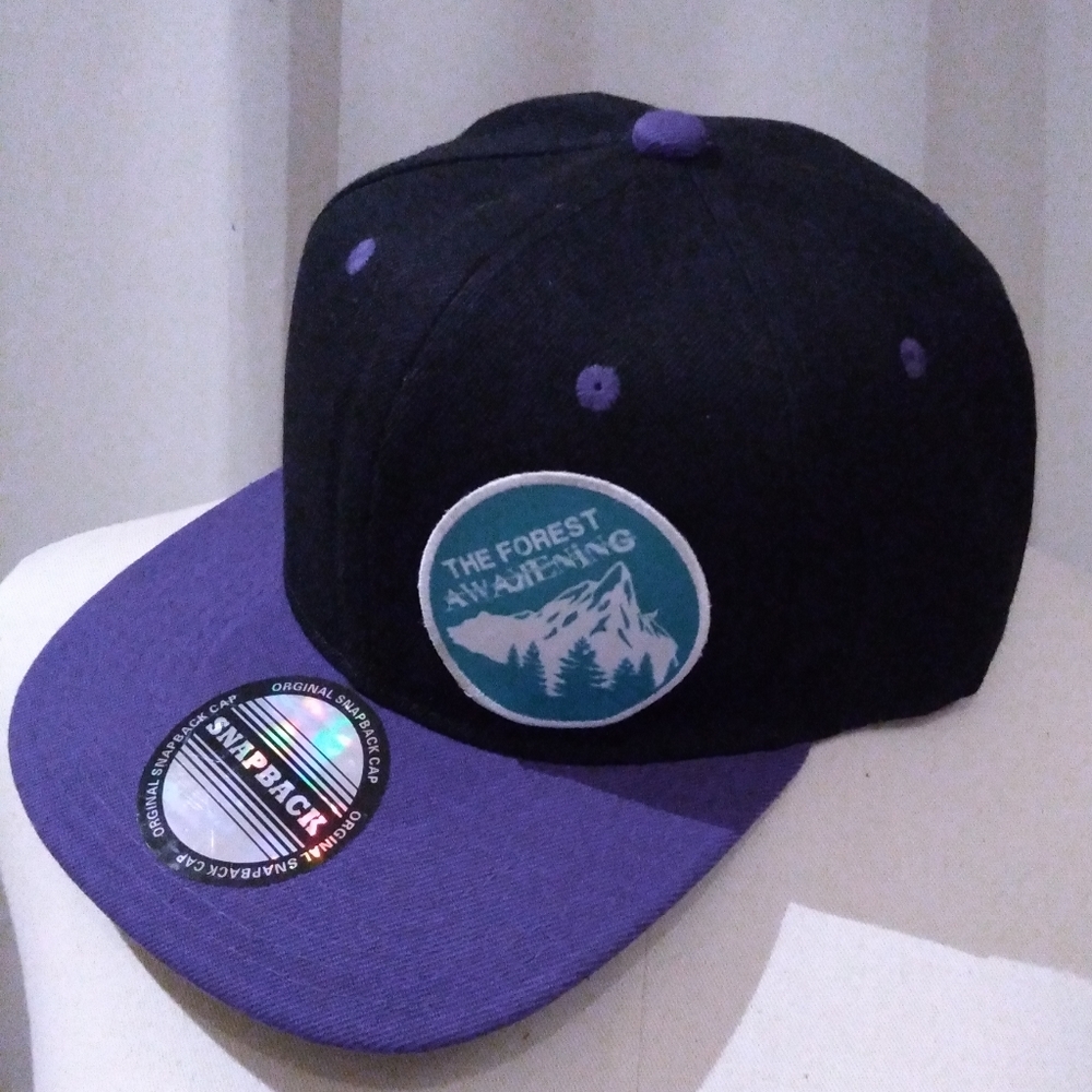 Forest awakening snapback in black and purple. Adjustable back